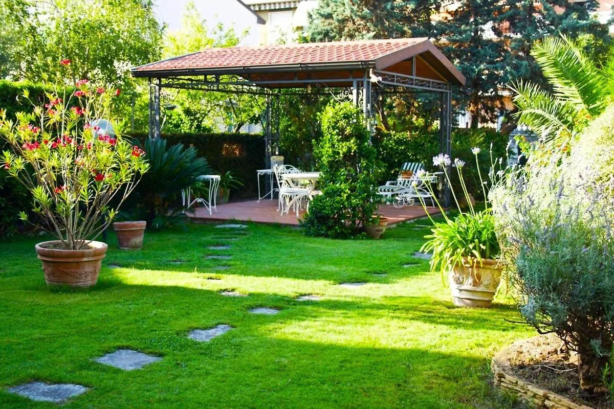 - The Garden On The Sea- Marina Di Carrara Centro Villa 0*,  Italy